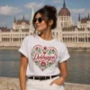 Dobbanjon magyar népi mintás fehér póló folklór szív grafikával Parlament háttér előtt