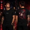 Crimson Raven fekete anime póló vörös hold és holló hátgrafikával