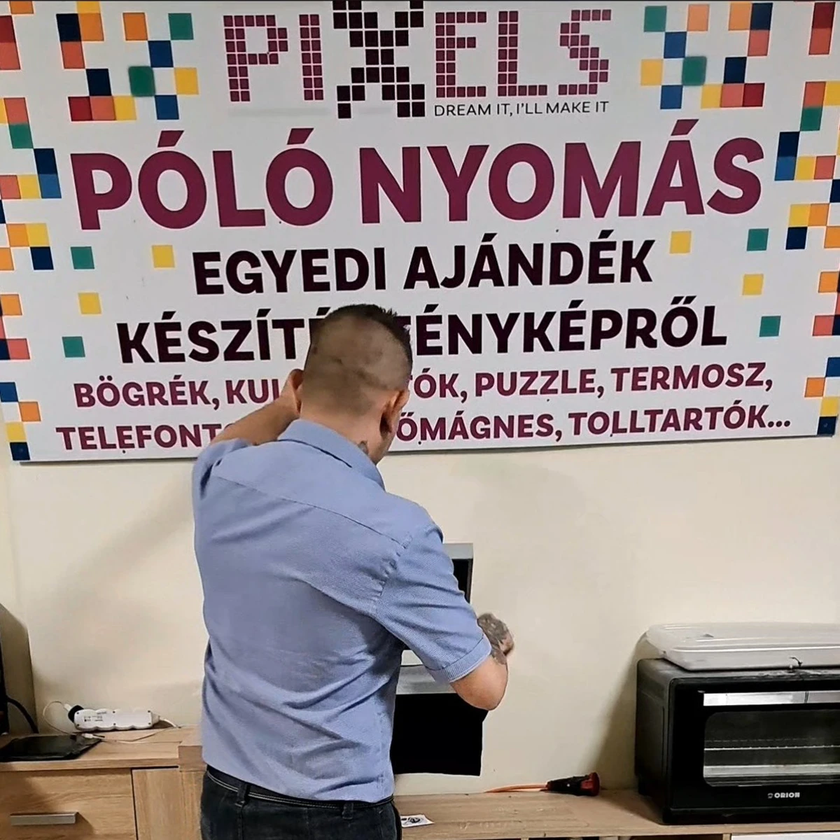 Osztálypóló nyomtatás hőpréssel a Pixelspóló műhelyében